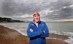 Cụ ông 70 tuổi bơi vượt eo biển Anh trong gần 13 giờ