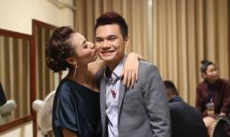 Bắt gặp Hồng Quế hôn Khắc Việt đắm đuối