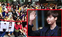 “Rừng” fan cuồng nhiệt đứng đợi cả ngày để gặp Lee Jong Suk