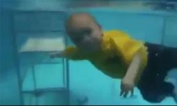 Clip em bé bơi như 'người nhái'