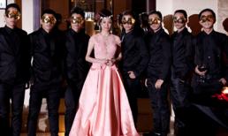 Pha Lê được dàn trai đẹp vây quanh sau thừa nhận là les