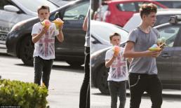 Cậu út nhà Becks lon ton theo anh đi mua kem cho bố