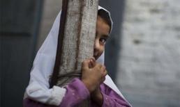 Phẫn nộ bé gái 7 tuổi bị người thân chôn sống