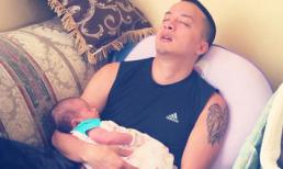 Cao Thái Sơn vừa ngủ gật vừa bế 'con' được bầu 'ông bố của năm'