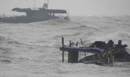 Tàu chở 20 người bị chìm trên vịnh Hạ Long vì gặp giông lốc