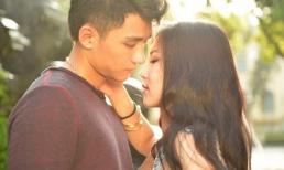 Hương Tràm ôm hôn trai lạ giữa đường sau scandal 'váy áo phản cảm'