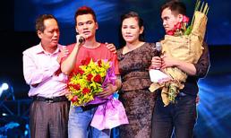 Xúc động trước clip ba mẹ và gần 100 người chúc mừng sinh nhật Khắc Việt