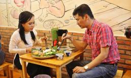 Bắt gặp 'vợ' Hoài Linh đi ăn với 'trai lạ' trước khi về Mỹ