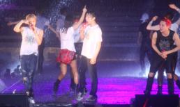 JYJ 'đội mưa' hát sung, cuồng nhiệt cùng fan Việt