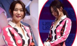 'Hồ ly' Shin Min Ah ngượng ngùng vì váy xẻ sâu