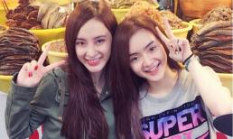 Chị em Angela Phương Trinh kín đáo, nhí nhảnh đi chợ cùng mẹ