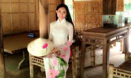 Tân hoa hậu Huỳnh Thuý Anh xúc động khi đến thăm ngôi nhà Bác Hồ