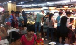 Hà Nội: Biển người chen lấn, xô đẩy trong siêu thị mua gà quay, bánh mì giá rẻ