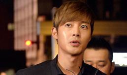 Kim Hyun Joong lộ vẻ mặt bơ phờ khi rời đồn cảnh sát