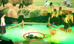 Sân khấu The Voice Kids xuất hiện 'hố tử thần' ngay tiết mục mở màn