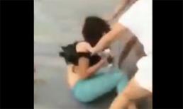 Thiếu nữ xinh đẹp bị lột sạch áo, đánh hội đồng dã man