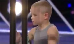 Màn lên xà đơn đáng kinh ngạc của nhóc tì điển trai