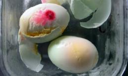Lại xuất hiện trứng vịt có màu đỏ lạ
