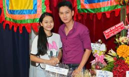 'Bản sao Angela Phương Trinh' để mặt mộc đi cúng Tổ