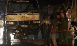 Đi mua lồng đèn, hai chú cháu bị xe tải tông chết