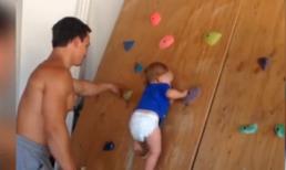 Em bé 1 tuổi leo tường như người nhện