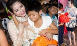 Lý Nhã Kỳ chân trần đi trao quà Trung thu cho trẻ nhỏ