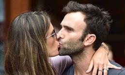 'Thiên thần' Alessandra Ambrosio và hôn phu tình tứ trên phố