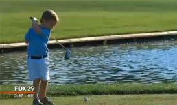 Cậu bé 3 tuổi cụt 1 tay đánh golf gây sốt