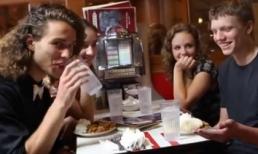 Quá ấn tượng màn ảo thuật với con bài rách