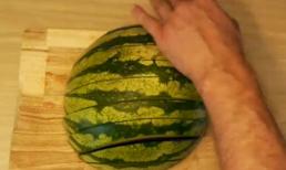 Cách bổ dưa chuẩn nhất