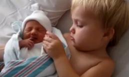 Chị gái chăm sóc em sơ sinh quá đáng yêu