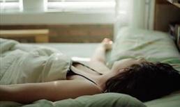 Bé gái tự nguyện trao 'cái ngàn vàng' cho gã thợ xăm