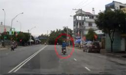 Bài học 'thót tim' cho bố mẹ khi để con băng qua đường