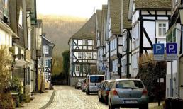 Thị trấn thơ mộng có hàng trăm ngôi nhà giống y hệt nhau