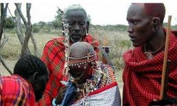 Nhổ nước bọt lên người cô dâu: Nghi lễ cưới quái gở