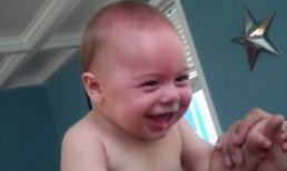 Những em bé đáng yêu và hài hước