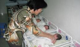 Bé gái sơ sinh không quần áo bị bỏ rơi ở chợ