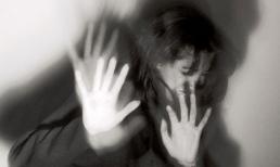 Cuồng ghen, đâm cán chổi vào vùng kín của vợ đến chết