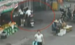 Nữ sinh mặc váy bị chụp lén giữa chốn đông người