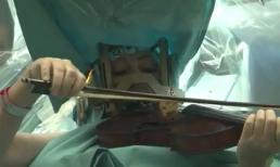 Chơi violin trong lúc phẫu thuật