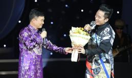 Quang Linh mừng sinh nhật Tùng Dương ngay trên sân khấu