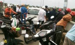 Cô gái lái xế hộp nhảy cầu khi nước đang chảy xiết