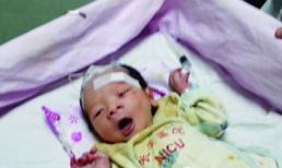 Bé sơ sinh còn nguyên dây rốn bị bỏ lại bên bờ sông