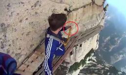 Vã mồ hôi hột khi đứng trên vách núi Hoa Sơn