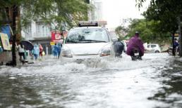 Hà Nội ngập giờ đi làm, dân bì bõm lội nước