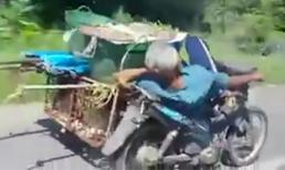 Coi thường cái chết, ông lão Campuchia lái xe với tư thế... trên giường