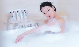 “Phát sốt” trước clip Phi Thanh Vân đẹp quyến rũ trong bồn tắm