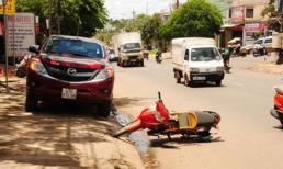 Cửa ôtô mở bất ngờ, một phụ nữ tử nạn