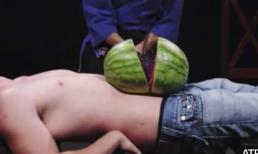 Toát mồ hôi hột với màn chém dưa hấu trên bụng