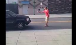 Thanh niên đọ còi với ô tô